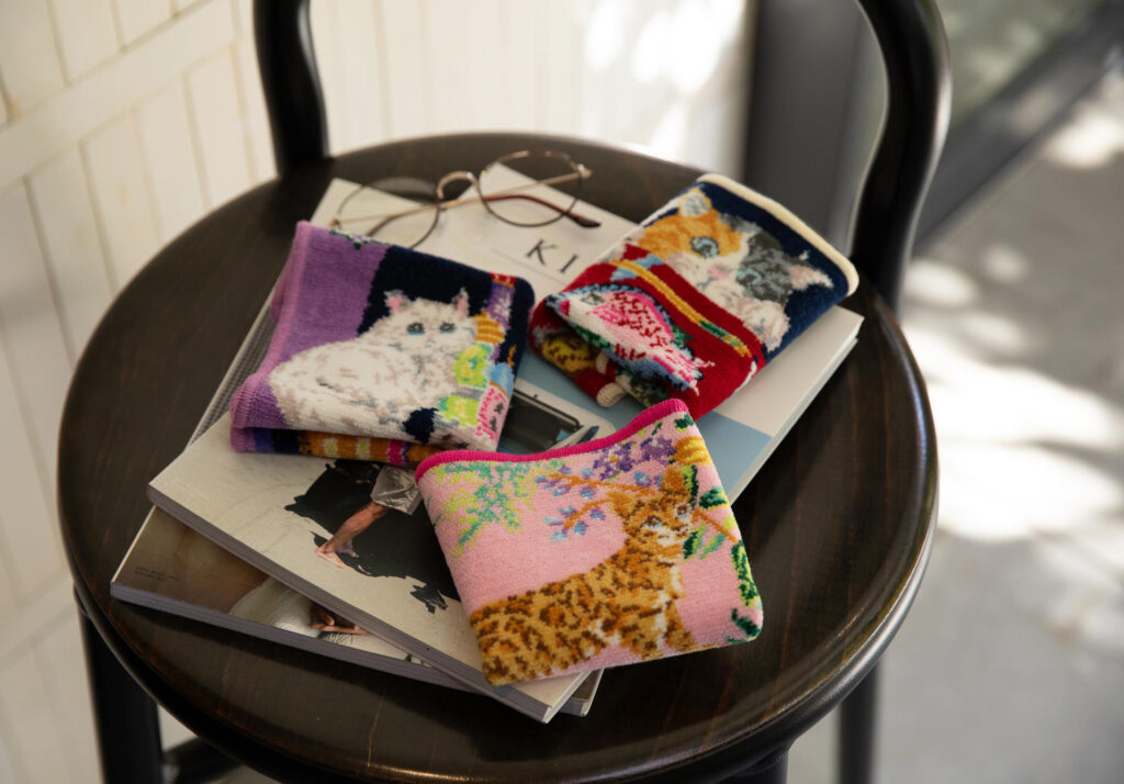 日本製シェニール織タオルハンカチ3枚を椅子にの上に並べた写真